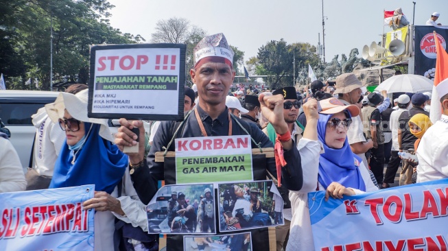 Massa dari PA 212 dan FPI saat menggelar Aksi Bela Rempang di Patung Kuda, Jakarta, Rabu (20/9/2023). [Suara.com/Alfian Winanto]