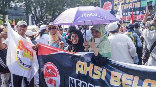 Massa dari PA 212 dan FPI saat menggelar Aksi Bela Rempang di Patung Kuda, Jakarta, Rabu (20/9/2023). [Suara.com/Alfian Winanto]