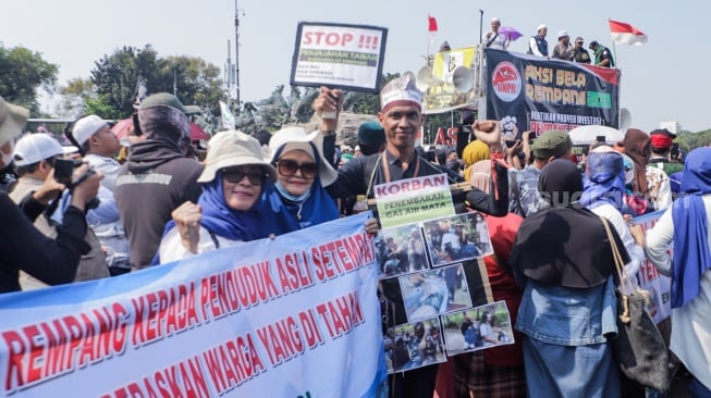 Massa dari PA 212 dan FPI saat menggelar Aksi Bela Rempang di Patung Kuda, Jakarta, Rabu (20/9/2023). [Suara.com/Alfian Winanto]