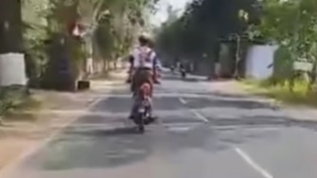 Viral Aksi Pria di Ponorogo Naik Motor Meresahkan, Lepas Setir Sambil Berdiri: Enaknya Diapain?