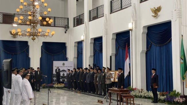 Penjabat (Pj.) Gubernur Jawa Barat Bey Machmudin saat melantik enam Pj. Walikota dan Pj. Bupati di Aula Barat, Gedung Sate, Bandung, Jabar (20/9/2023). ANTARA/Rubby Jovan