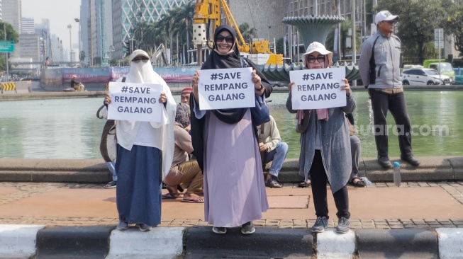 Massa dari PA 212 dan FPI saat menggelar Aksi Bela Rempang di Patung Kuda, Jakarta, Rabu (20/9/2023). [Suara.com/Alfian Winanto]