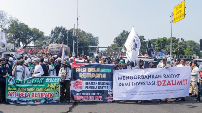 Massa dari PA 212 dan FPI saat menggelar Aksi Bela Rempang di Patung Kuda, Jakarta, Rabu (20/9/2023). [Suara.com/Alfian Winanto]