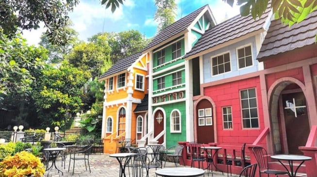 Famoso Garden, Tempat Wisata Kuliner dengan Konsep Negeri Dongeng yang Unik