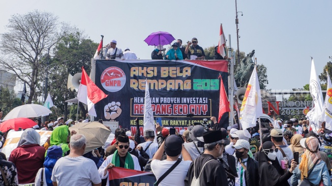 Massa dari PA 212 dan FPI saat menggelar Aksi Bela Rempang di Patung Kuda, Jakarta, Rabu (20/9/2023). [Suara.com/Alfian Winanto]