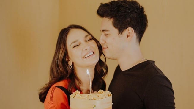 Bukan Putus, Ini Alasan Luna Maya Hapus Foto Maxime Bouttier di Instagram dan TikTok