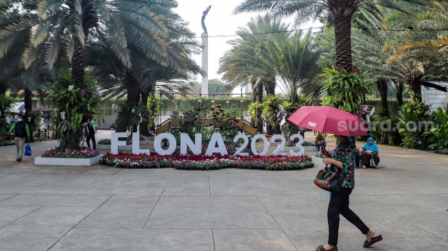 Warga mengunjungi Pameran Flona 2023 di Lapangan Banteng, Jakarta, Rabu (20/9/2023). [Suara.com/Alfian Winanto]