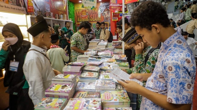 Pengunjung memilih buku saat acara Islamic Book Fair 2023 di Istora Senayan, Jakarta, Kamis (21/9/2023). [Suara.com/Alfian Winanto]