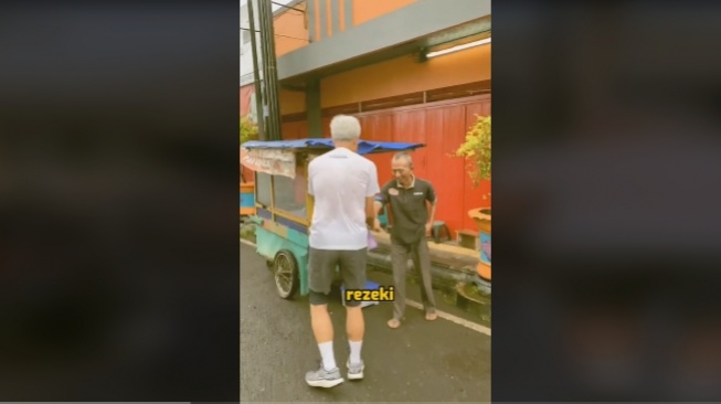 Mantan Gubernur Jawa Tengah Ganjar Pranowo bersedekah ke warga saat jogging di Purbalingga, Jawa Tengah. (Tangkap layar TikTok)