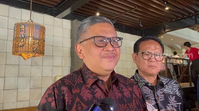Santai Mau Dipolisikan Relawan Prabowo Gegara Isu Capres Cekik Wamen, Hasto PDIP: Ya Monggo