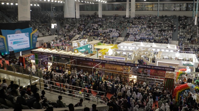 Pengunjung memilih buku saat acara Islamic Book Fair 2023 di Istora Senayan, Jakarta, Kamis (21/9/2023). [Suara.com/Alfian Winanto]