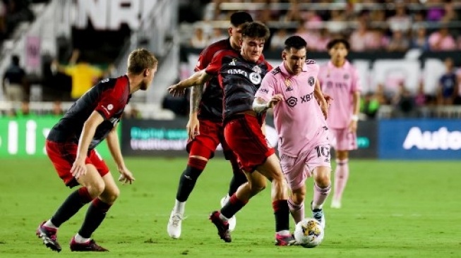 Penyerang Inter Miami asal Argentina #10 Lionel Messi mengontrol bola pada pertandingan sepak bola Major League Soccer (MLS) antara Inter Miami CF dan Toronto FC di Stadion DRV PNK di Fort Lauderdale, Florida, pada 20 September 2023. Chris Arjoon / AFP