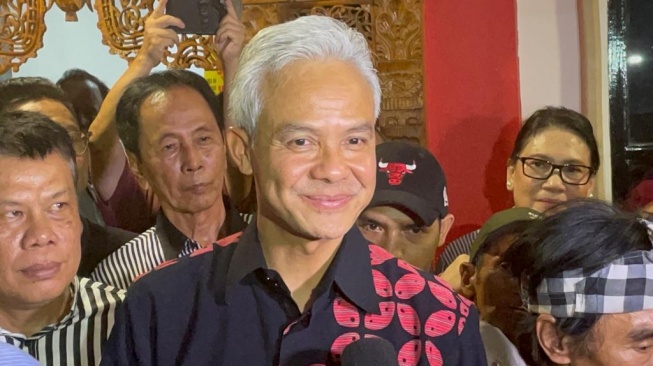 Bakal Capres Ganjar Pranowo saat menyampaikan keterangan usai bertemu relawan di Rumah Bersama Pelayan Rakyat (RBPR) pada Kamis (21/9/2023). [Suara.com/Bagaskara]