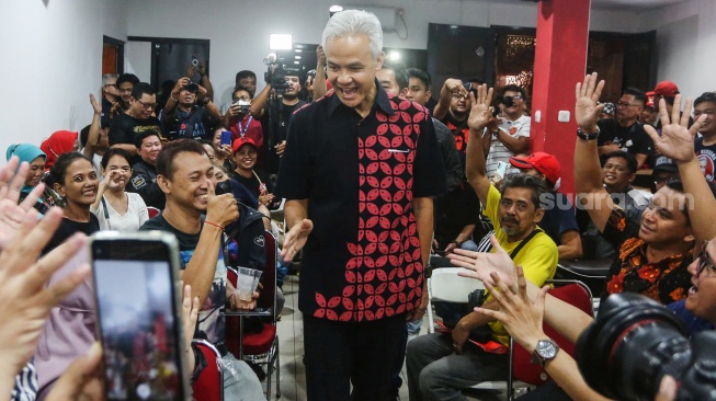 Bacapres PDI Perjuangan Ganjar Pranowo (tengah) saat berkunjung ke Graha Pena 98, Jakarta, Kamis (21/9/2023). [Suara.com/Alfian Winanto]