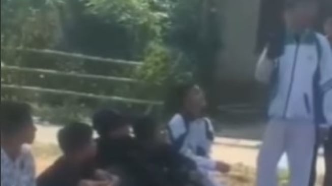 Viral Aksi Bullying dengan Kekerasan Pelajar SMP Berkedok Penataran ke Adik Tingkat