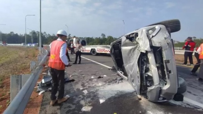 Terguling Berkali-Kali, Mobil Dirut RSUD Ogan Ilir Menabrak Pagar Pembatas Tol Indralaya