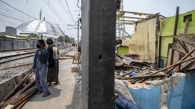 Warga di antara bangunan yang dibongkar petugas Pemprov DKI Jakarta di Gang Royal, Penjaringan, Jakarta Utara, Kamis (21/9/2023). Tempat tersebut sebelumnya dijadikan praktik prostitusi. [ANTARA FOTO/Muhammad Adimaja].