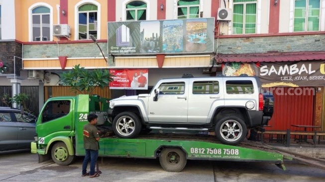 Penampakan mobil mewah milik eks Kepala Bea Cukai Makassar Andhi Pramono yang disita KPK. (Foto: Dok KPK)