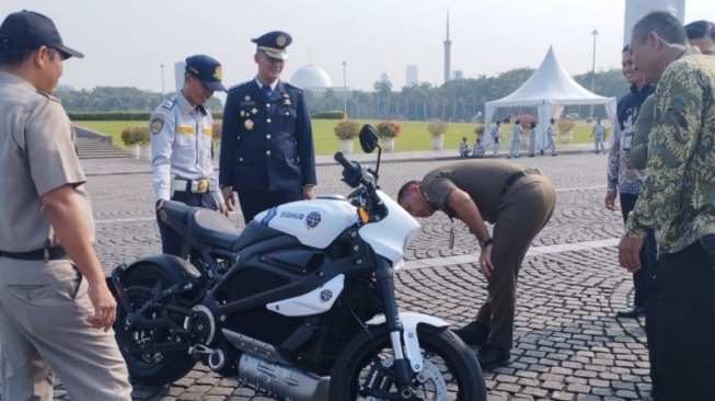 Motor gede bertenaga listrik Dinas Perhubungan (Dishub) DKI Jakarta untuk kegiatan patroli dan pengawalan (patwal) di Silang Monas, Jakarta Pusat, Senin (18/9/2023). (ANTARA/Siti Nurhaliza)