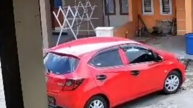 Viral Mobil yang Sedang Dipanaskan Dicuri Maling di Medan, Pelaku Pingsan Tabrak Trotoar Tapi Bisa Kabur