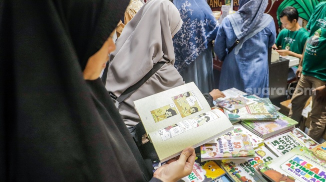 Pengunjung memilih buku saat acara Islamic Book Fair 2023 di Istora Senayan, Jakarta, Kamis (21/9/2023). [Suara.com/Alfian Winanto]