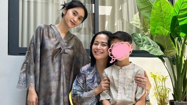 Farida Nurhan bersama sang putri, Permesta Dhyaz dan cucunya. [Instagram]