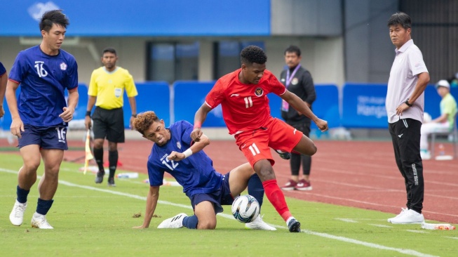 Winger Timnas Indonesia U-24, Ramai Rumakiek menggiring bola di antara para pemain Taiwan U-24 dalam matchday kedua Grup F Asian Games 2022 Hangzhou di Zhejiang Normal University East Stadium, China, Kamis (21/9/2023) sore WIB. [NOC Indonesia//Naif Al’As]