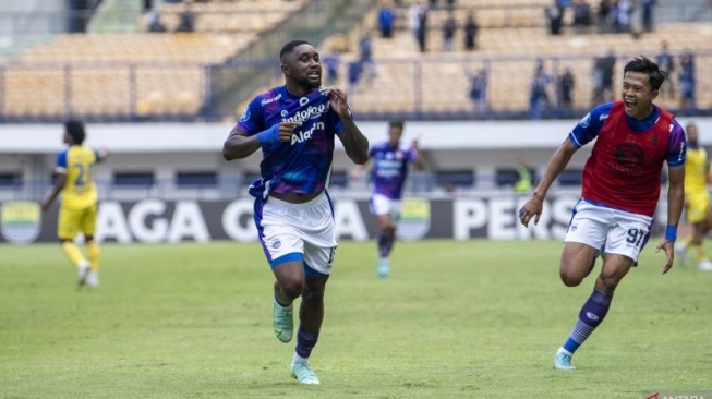 Pesepak bola Persib Bandung Levy Madinda (kiri) dibayangi Edo Febriansah (kanan) melakukan selebrasi usai mencetak gol ke gawang PS Barito Putera saat pertandingan BRI Liga 1 di Stadion Gelora Bandung Lautan Api, Bandung, Jawa Barat, Minggu (13/8/2023). Pertandingan tersebut berakhir imbang dengan skor 1 - 1. ANTARA FOTO/M Agung Rajasa/nz