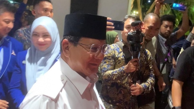 Tiba di Venue Rapimnas Demokrat, Prabowo Disambut Pelukan AHY dan Diteriaki Presiden