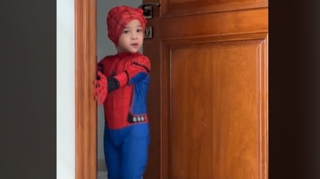 Potret Gala Sky Cosplay Jadi Spider-Man. (TikTok/fujiiian)