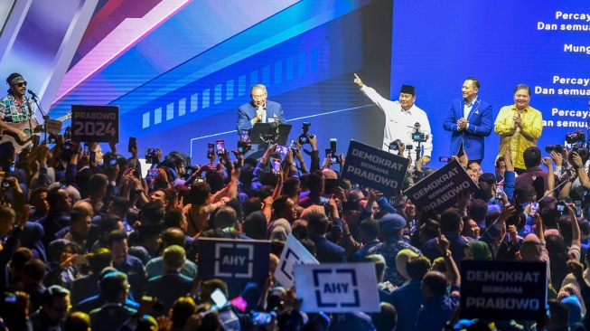 Presiden ke-6 RI sekaligus Ketua Majelis Tinggi Partai Demokrat Susilo Bambang Yudhoyono (tengah) bernyanyi bersama Ketum Partai Gerindra Prabowo Subianto (ketiga kanan), Ketum Partai Demokrat Agus Harimurti Yudhoyono (kedua kanan), Ketum Partai Golkar Airlangga Hartarto (kanan) saat rapat pimpinan nasional (Rapimnas) Partai Demokrat terkait arah dukungan capres 2024 di Jakarta, Kamis (21/9/2023). [ANTARA FOTO/Galih Pradipta/rwa]