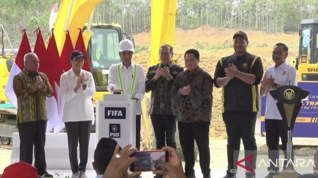 Tangkapan layar - Presiden RI Joko Widodo memencet tombol sirine tanda pelaksanaan groundbreaking National Training Center Ibu Kota Nusantara (IKN) di Kabupaten Penajam Paser Utara, Provinsi Kalimantan Timur, Jumat (22/9/2023). (ANTARA/Andi Firdaus).