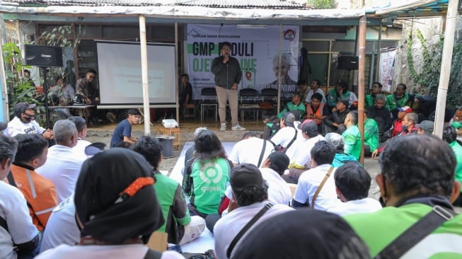 Antusias Driver Ojol Ikuti Edukasi Safety Riding dan Pembagian Sepatu Gratis