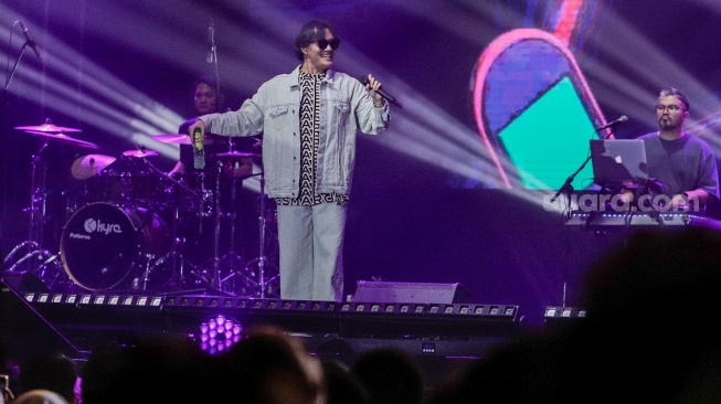 Penyanyi Rizky Febian saat tampil menghibur penonton di Konser Pestapora 2023 di Jiexpo Kemayoran, Jakarta, Jumat (22/9/2023). [Suara.com/Alfian Winanto]