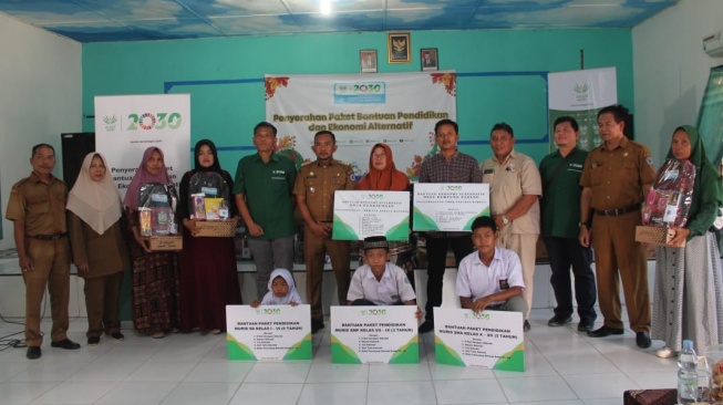 Asian Agri Salurkan Bantuan Pendidikan dan Paket Usaha di Dua Desa Labuhanbatu