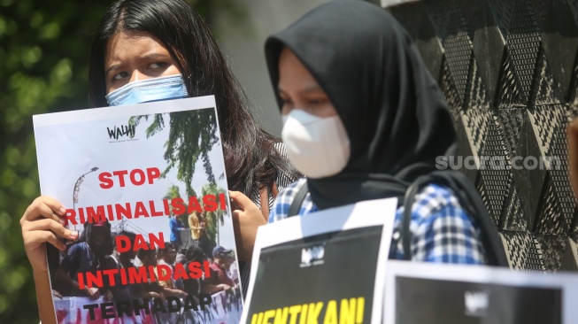 Aktivis Wahana Lingkungan Hidup (Walhi) bersama warga Nagari Air Bangis melakukan aksi unjuk rasa di depan kantor Kemenko Marves, Jakarta, Jumat ,(22/9/2023). [Suara.com/Alfian Winanto]
