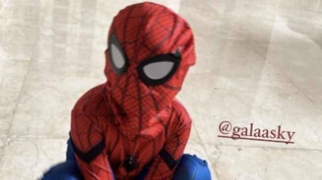 Potret Gala Sky Cosplay Jadi Spider-Man. (Instagram/fuji_an)