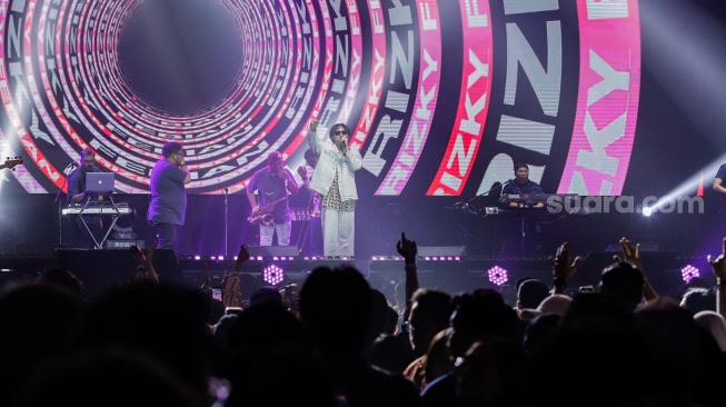 Penyanyi Rizky Febian saat tampil menghibur penonton di Konser Pestapora 2023 di Jiexpo Kemayoran, Jakarta, Jumat (22/9/2023). [Suara.com/Alfian Winanto]