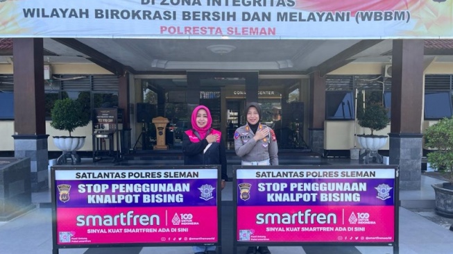 Peduli Keselamatan Berkendara, Smartfren Kerja Sama dengan Satlantas Sebarkan Pembatas Jalan di Sleman