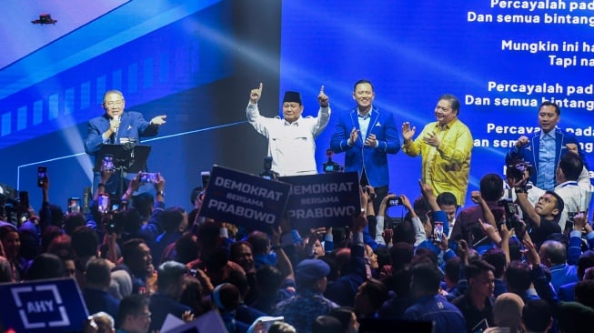 Presiden ke-6 RI sekaligus Ketua Majelis Tinggi Partai Demokrat Susilo Bambang Yudhoyono (kiri) bernyanyi bersama Ketum Partai Gerindra Prabowo Subianto (kedua kiri), Ketum Partai Demokrat Agus Harimurti Yudhoyono (tengah), Ketum Partai Golkar Airlangga Hartarto (kedua kanan) saat rapat pimpinan nasional (Rapimnas) Partai Demokrat terkait arah dukungan capres 2024 di Jakarta, Kamis (21/9/2023). [ANTARA FOTO/Galih Pradipta/rwa]