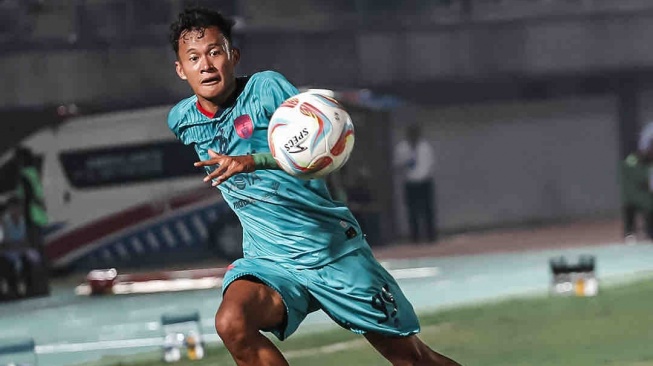 Striker Persita Tangerang, Esal Sahrul coba mengontrol bola ketika menghadapi Dewa United dalam laga pekan ke-13 BRI Liga 1 2023-2024 di Stadion Indomilk Arena, Tangerang, Jumat (22/9/2023) malam WIB. [Dok. Persita]