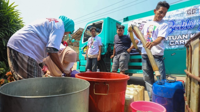 Potret Gembiranya Masyarakat Ciomas Serang Dapat Bantuan Air Bersih