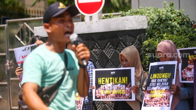 Aktivis Wahana Lingkungan Hidup (Walhi) bersama warga Nagari Air Bangis melakukan aksi unjuk rasa di depan kantor Kemenko Marves, Jakarta, Jumat ,(22/9/2023). [Suara.com/Alfian Winanto]
