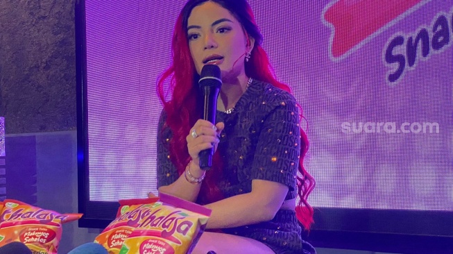 Dinar Candy merilis lagu Banana Milk di kawasan Kebayoran Baru, Kamis (21/9/2023). [Tiara Rosana]