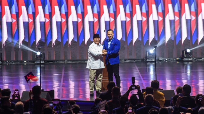 Ketua Umum Partai Demokrat Agus Harimurti Yudhoyono (kanan) berjabat tangan dengan Ketua Umum Partai Gerindra Prabowo Subianto (kiri) saat rapat pimpinan nasional (Rapimnas) Partai Demokrat terkait arah dukungan capres 2024 di Jakarta, Kamis (21/9/2023). [ANTARA FOTO/Galih Pradipta/rwa]