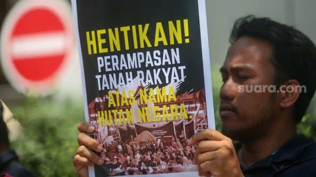 Aktivis Wahana Lingkungan Hidup (Walhi) bersama warga Nagari Air Bangis melakukan aksi unjuk rasa di depan kantor Kemenko Marves, Jakarta, Jumat ,(22/9/2023). [Suara.com/Alfian Winanto]
