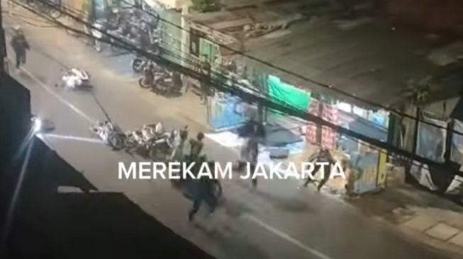 Tawuran Kelompok Pelajar Bawa Sajam Pecah di Pesanggrahan, Warga Sampai Panik Cari-cari Suaminya