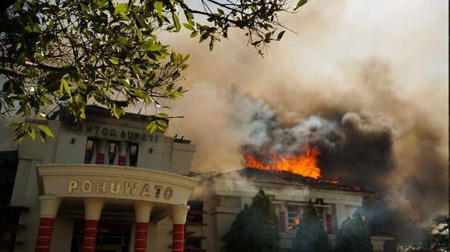 Api membakar Kantor Bupati di Kabupaten Pohuwato, Gorontalo, Kamis (21/9/2023). [ANTARA FOTO/Mohammad Halid/aws/rwa]