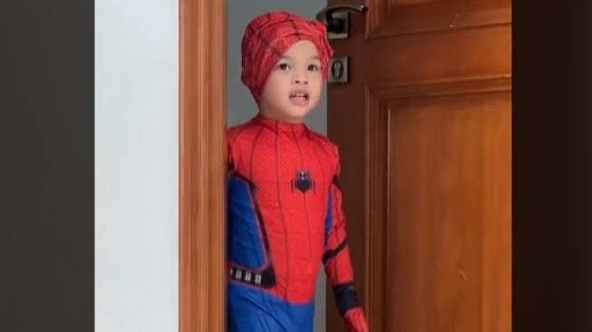 Potret Gala Sky Cosplay Jadi Spider-Man. (TikTok/fujiiian)