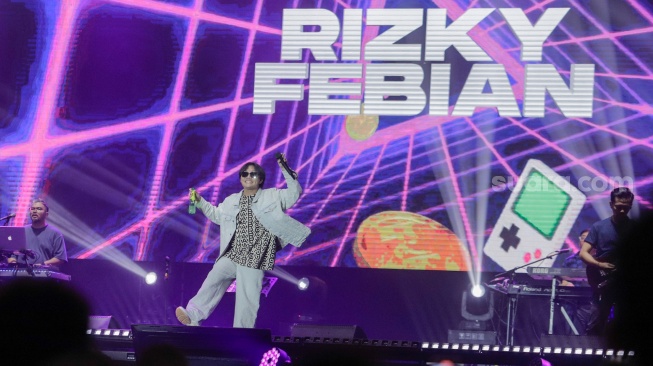 Penyanyi Rizky Febian saat tampil menghibur penonton di Konser Pestapora 2023 di Jiexpo Kemayoran, Jakarta, Jumat (22/9/2023). [Suara.com/Alfian Winanto]